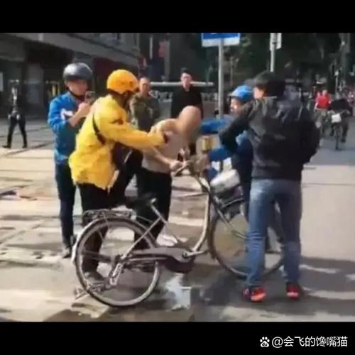 鐵路貨運(yùn)小偷鐵路上偷了東西